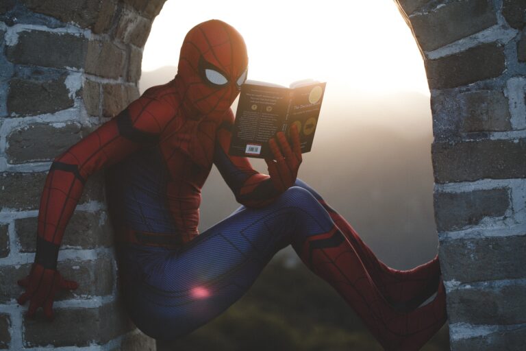 Hábitos de leitura no Brasil | Foto do Homem Aranha lendo um livro