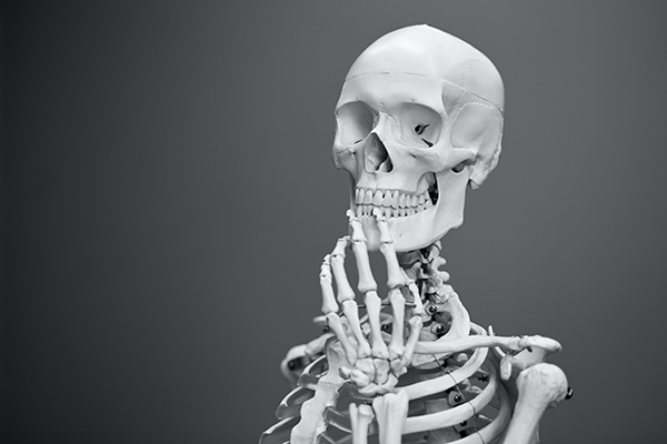 Esqueleto pensando.
