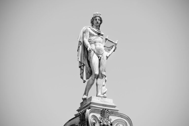 Estátua Grega nua.