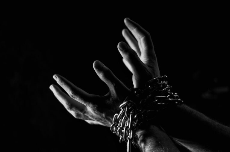 Mãos acorrentada similar a trabalho escravo.